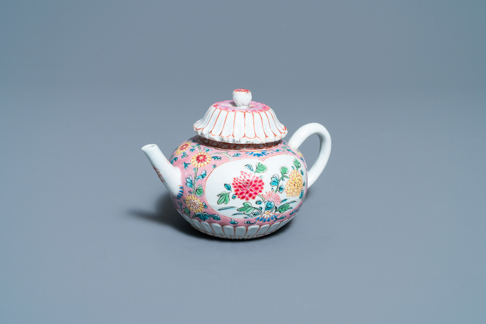Een Chinese famille rose theepot met deksel, Yongzheng