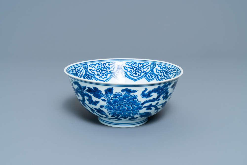 Een Chinese blauw-witte kom met pioenslingers, Xuande merk, Kangxi