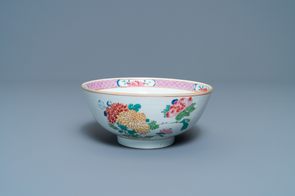 Een Chinese famille rose kom met floraal decor, Yongzheng
