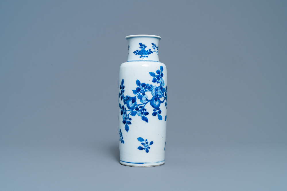 Een Chinese blauw-witte rouleau vaas met floraal decor, Kangxi