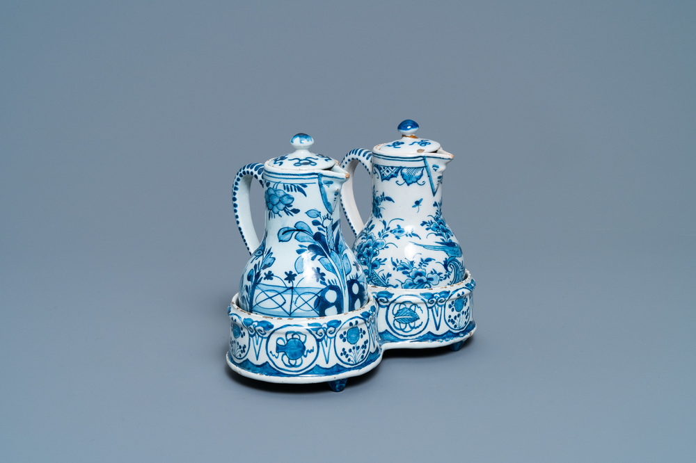 Een blauw-wit Delfts olie-en-azijnstel, 2e kwart 18e eeuw