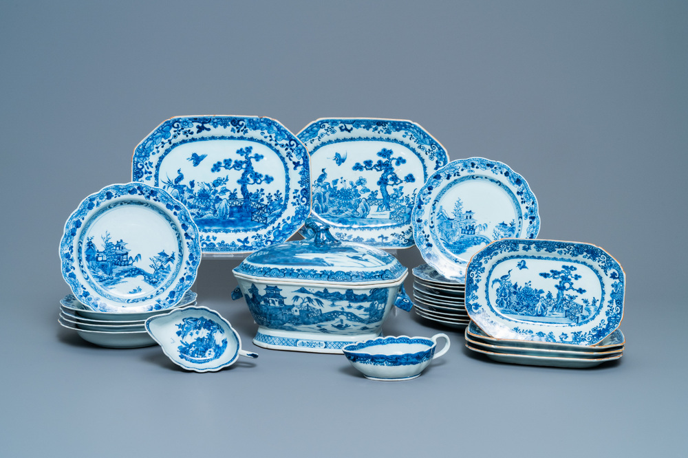 A composite 25-piece Chinese blue and white service, Qianlong