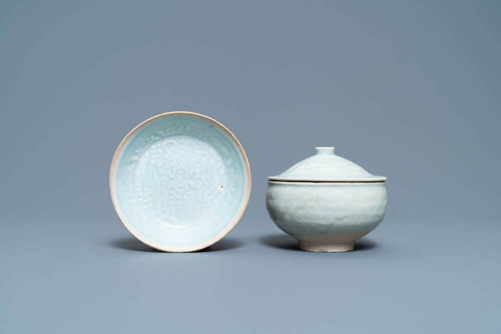 Une coupe et un bol couvert en gr&egrave;s porcelaineux de type qingbai, Chine, Song/Yuan