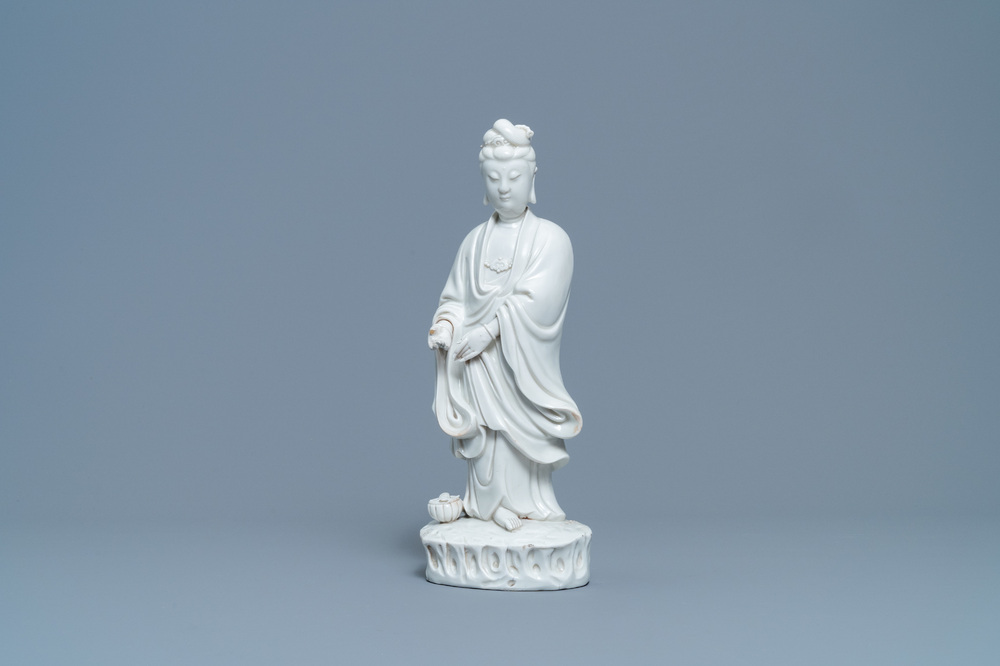 Een Chinese Dehua blanc de Chine figuur van Guanyin, Kangxi/Qianlong