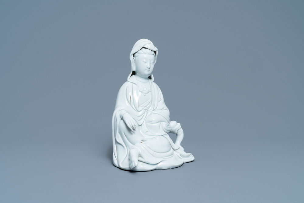 A Chinese Dehua blanc de Chine figure of Guanyin, 18/19th C.
