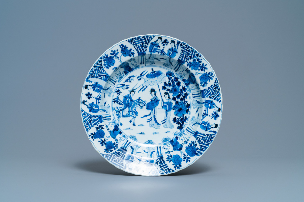 Een Chinese blauw-witte 'Mu Guiying' schotel, Kangxi merk en periode