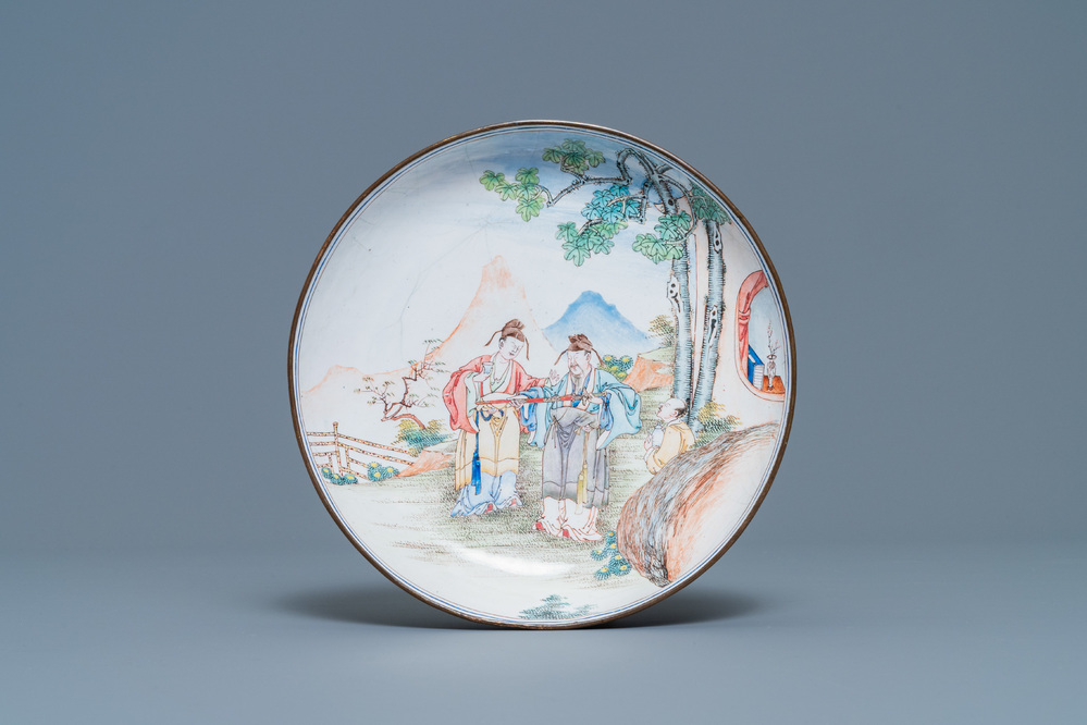 Une assiette en &eacute;maux de Canton &agrave; d&eacute;cor de lettr&eacute;s, Qianlong