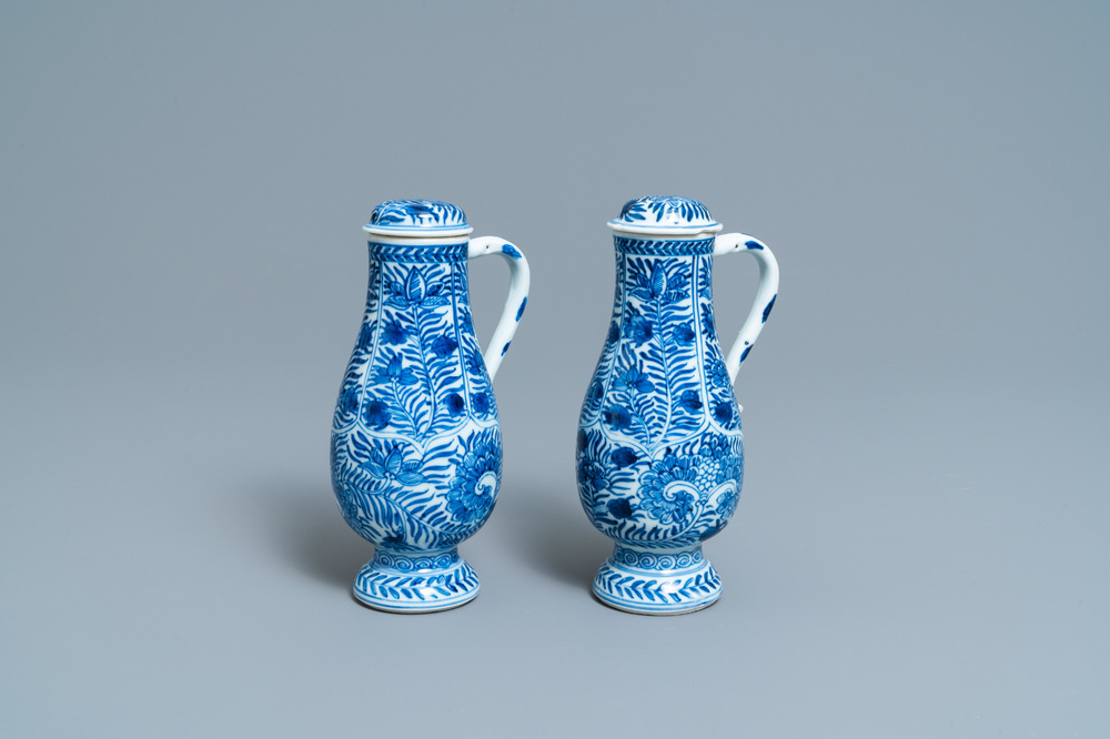 Une paire de verseuses couvertes en porcelaine de Chine en bleu et blanc, Kangxi