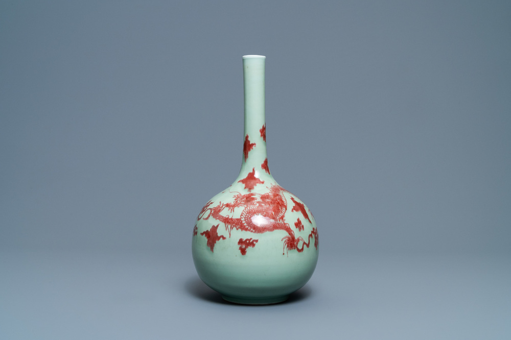 Een Chinese koperrode 'draken' vaas met celadon fondkleur, Kangxi