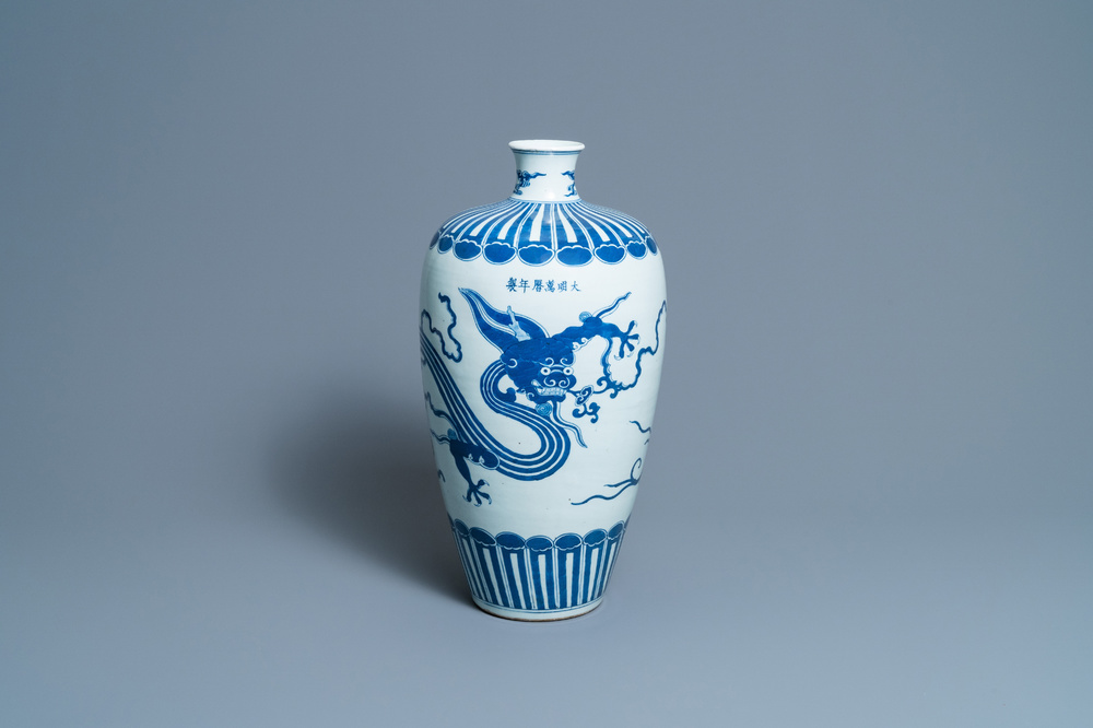 A Chinese blue and white 'meiping' vase with a dragon, Wanli mark, 19th C.