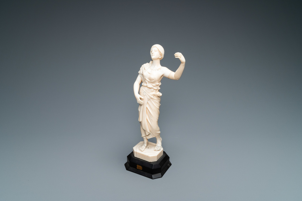 Een ivoren figuur van een ori&euml;ntaalse danseres, wellicht Dieppe, Frankrijk, 19e eeuw