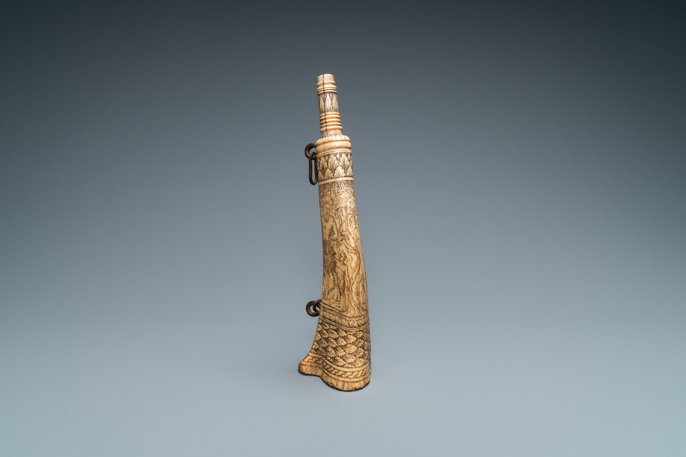 Een poederhoorn in gegraveerde hertenhoorn met mythologisch decor, wellicht Duitsland, 19e eeuw