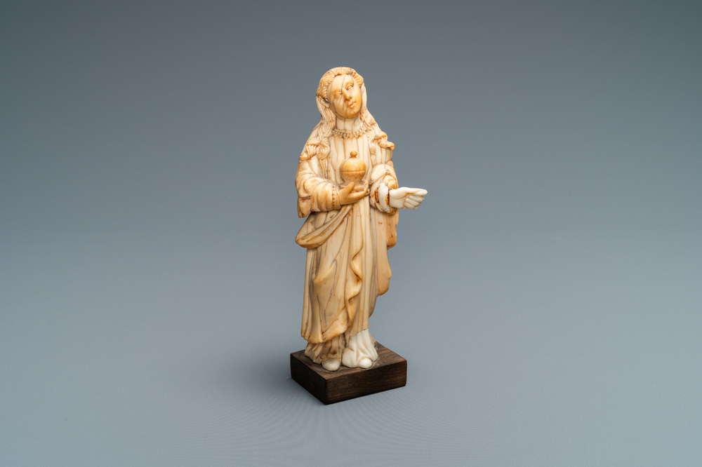 Een figuur van Maria Magdalena met zalfpot in Indo-Portugees ivoor, wellicht Goa, 17/18e eeuw