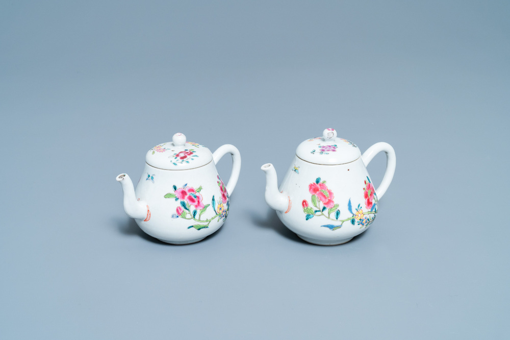 Een paar Chinese famille rose theepotten met floraal decor, Yongzheng
