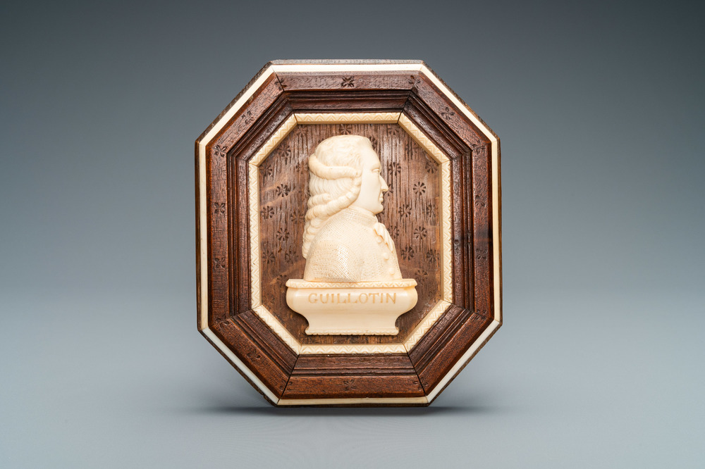 Een profielbuste van Guillotin in been, Frankrijk, 19e eeuw