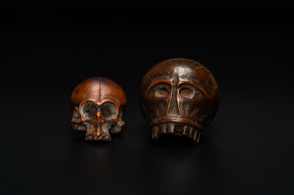 Twee houten memento mori schedels, 17/18e eeuw