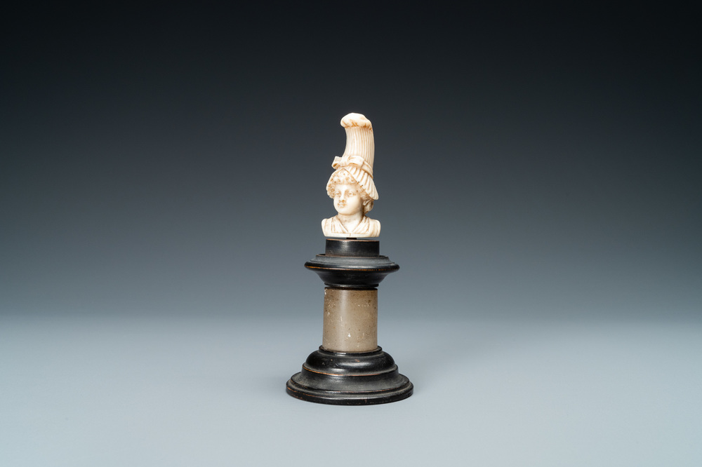 Een ivoren buste van een dame met een hoog kapsel, 19e eeuw