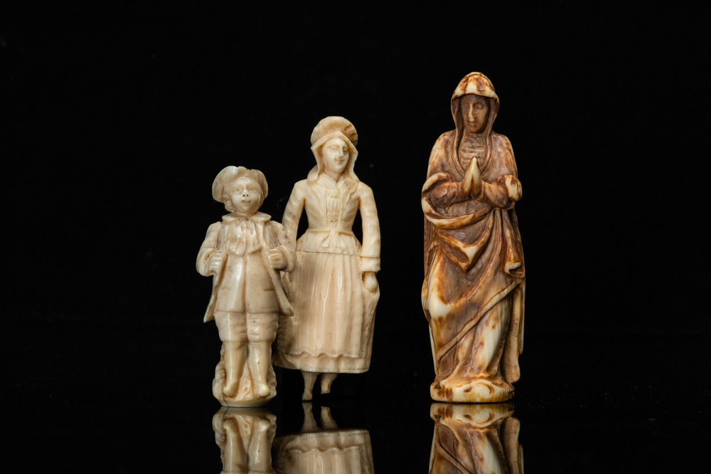 Drie ivoren figuren van een Madonna, een visverkoopster en een jonge knaap, o.a. Dieppe, Frankrijk, 18/19e eeuw