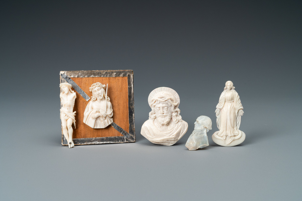 Drie ivoren Christussen, een Madonna en een parelmoeren profielbuste, 18/19e eeuw