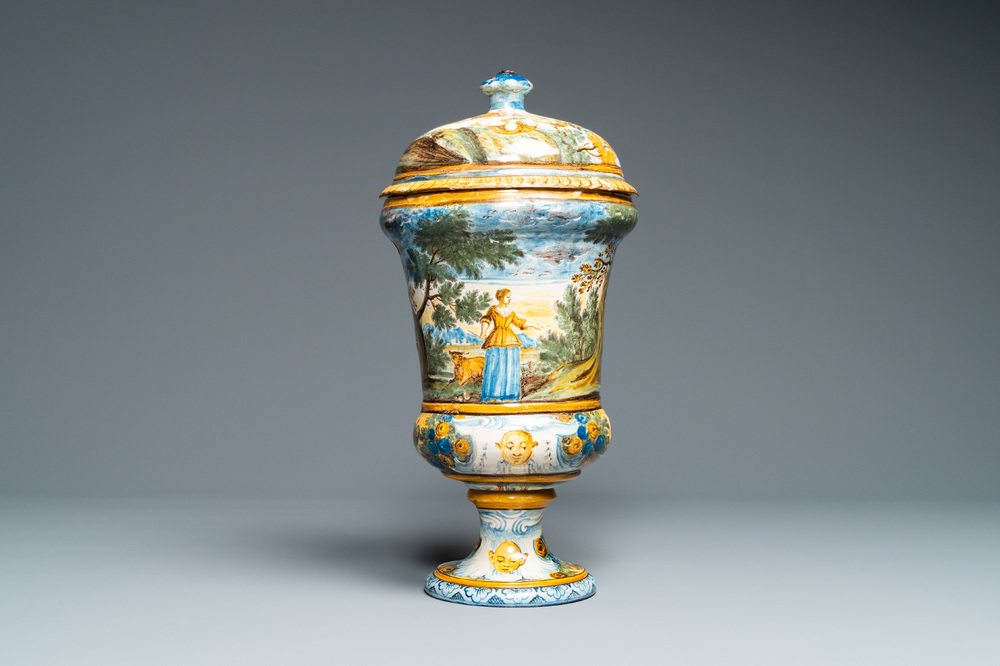 Een polychrome dekselurne, Castelli, Itali&euml;, 18e eeuw