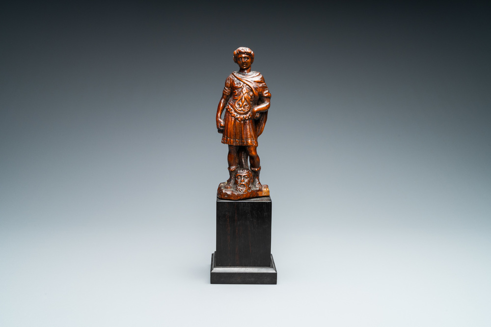 Een palmhouten figuur van David met het hoofd van Goliath, 17e eeuw