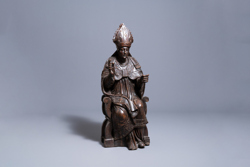Une grande statue d'un &eacute;v&ecirc;que en ch&ecirc;ne sculpt&eacute;, r&eacute;gion de Brabant ou Limbourg, Pays-Bas du Sud, vers 1530