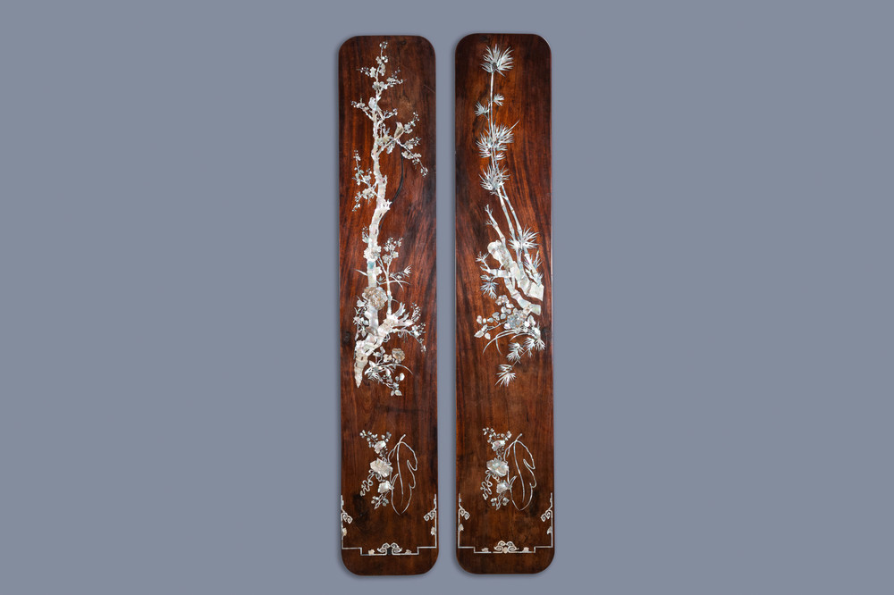 Een paar grote Vietnamese met parelmoer ingelegde houten plaques, 19e eeuw
