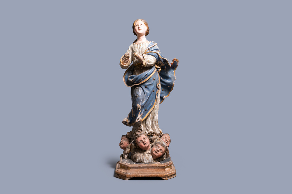 Une grande statue de la Vierge de l&rsquo;Assomption en bois sculpt&eacute;, polychrom&eacute; et dor&eacute; aux yeux en verre, Italie, 17&egrave;me
