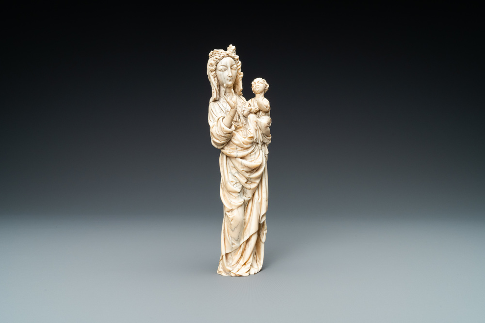 Een ivoren figuur van een Madonna met kind, wellicht Frankrijk, 19e eeuw