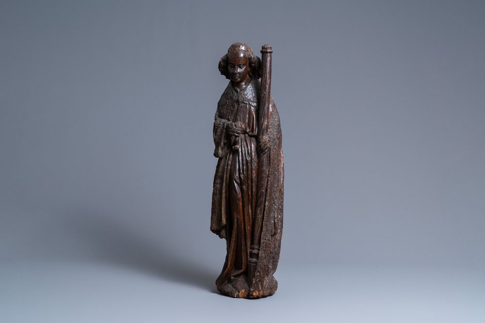 Een eikenhouten figuur van een engel met de passiewerktuigen, Brabant, vroeg 15e eeuw