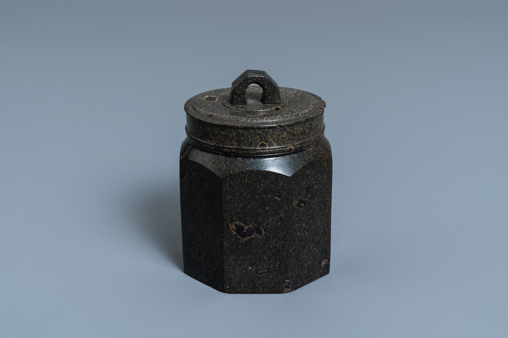Un pot &agrave; tabac couvert en serpentine, Dresden, Allemagne, 17&egrave;me