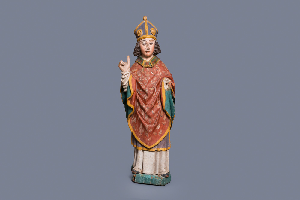 Une grande statue d'un &eacute;v&ecirc;que en ch&ecirc;ne sculpt&eacute; et polychrom&eacute;, 16&egrave;me