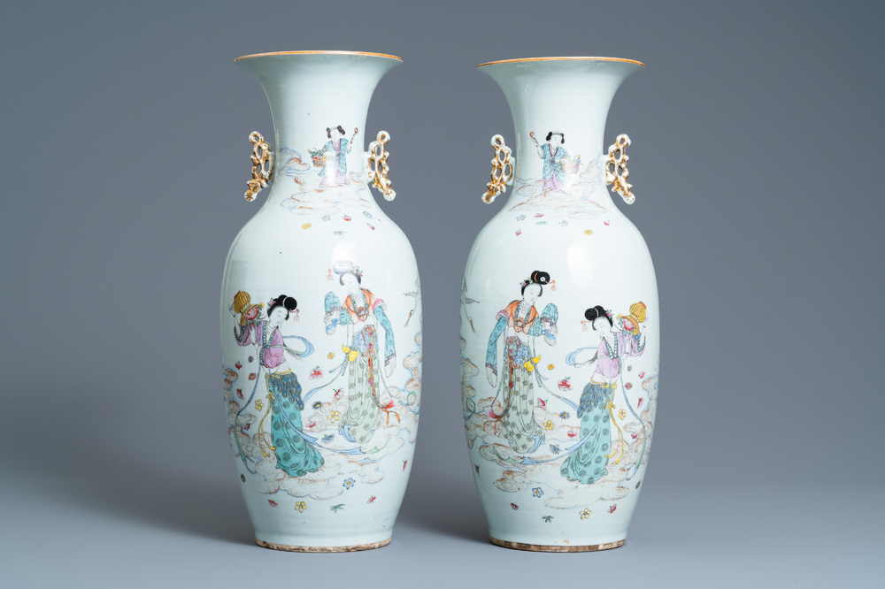 Een paar Chinese famille rose vazen, 19/20e eeuw
