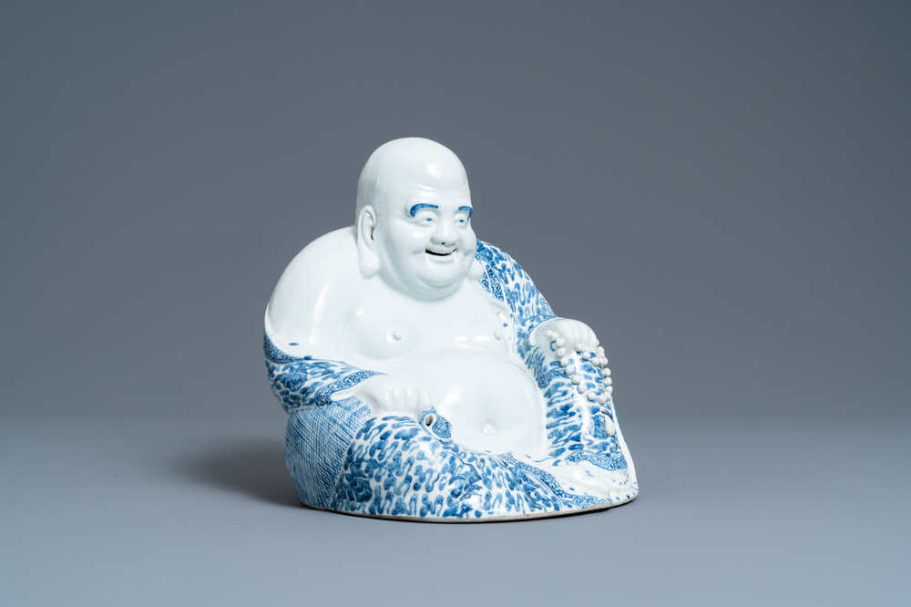 Een grote Chinese blauw-witte figuur van Boeddha, Fujian Huiguang merk, Republiek