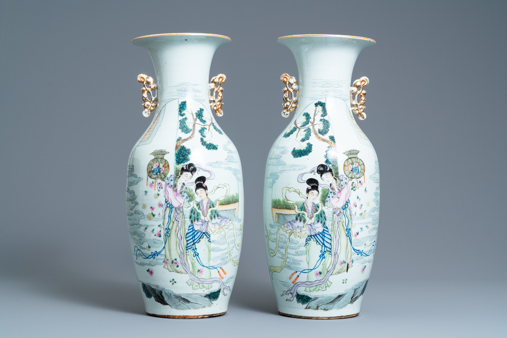 A pair of Chinese famille rose vases, 19/20th C.