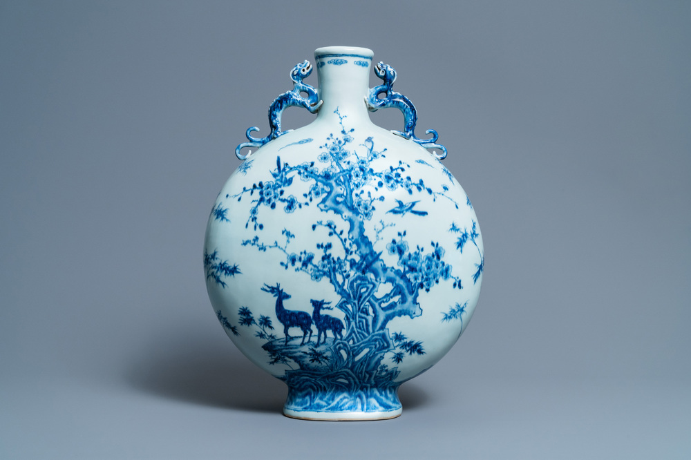 Een grote Chinese blauw-witte 'moonflask' vaas met herten, Qianlong merk en periode