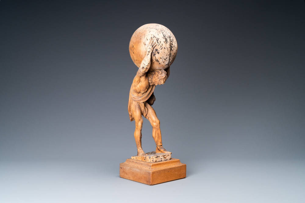 Een lindenhouten figuur van Atlas die de wereld draagt, Duitsland, ca. 1700