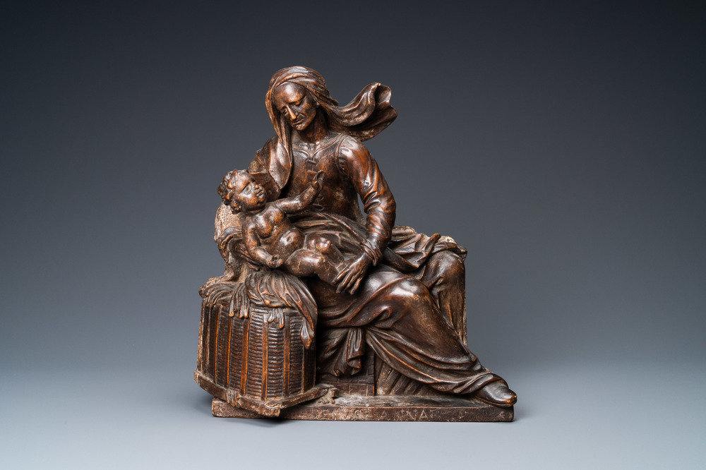 Een gepatineerde houten groep met Sint-Anna met het Jezuskind op een basis met inscriptie, ca. 1540