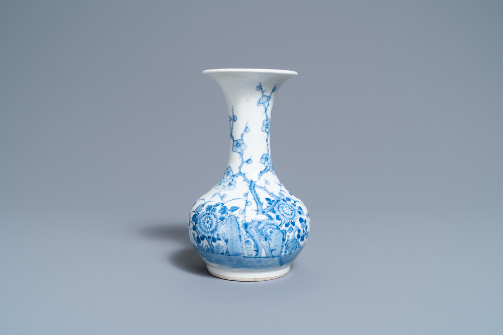 Een Chinese blauw-witte 'Bleu de Hue' vaas voor de Vietnamese markt, Hanoi merk, 19e eeuw