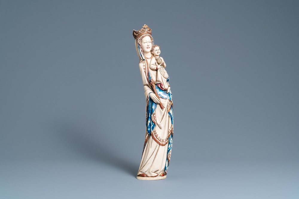 Een grote gepolychromeerde ivoren figuur van een Madonna met kind, Frankrijk, 19e eeuw