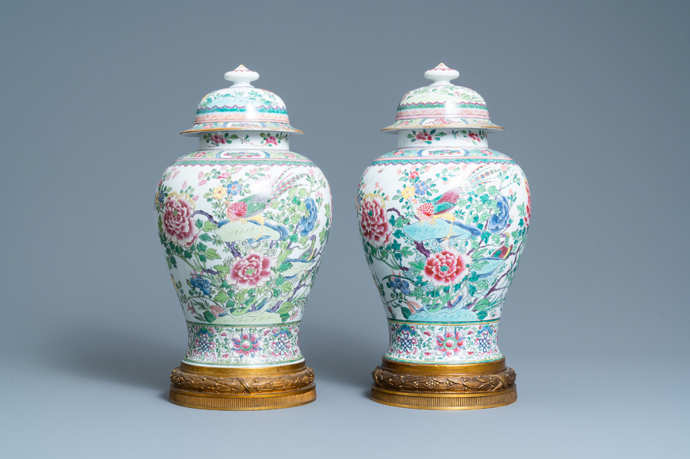 Een paar grote famille rose-stijl dekselvazen met vergulde bronzen monturen, Samson, Parijs, 19e eeuw