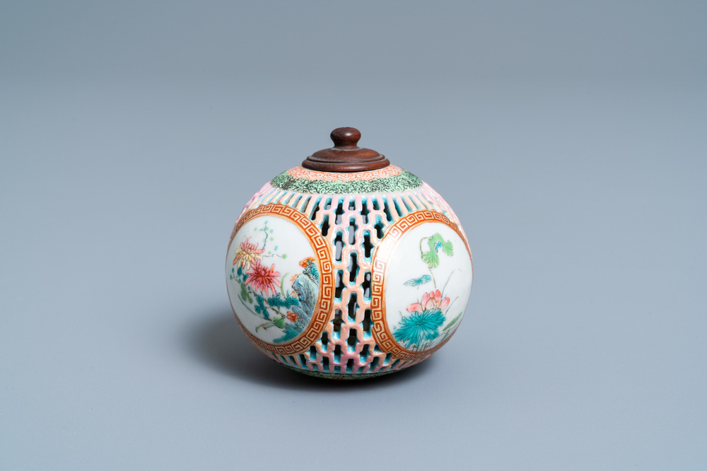 Een opengewerkte Chinese famille rose pomander, Yongzheng