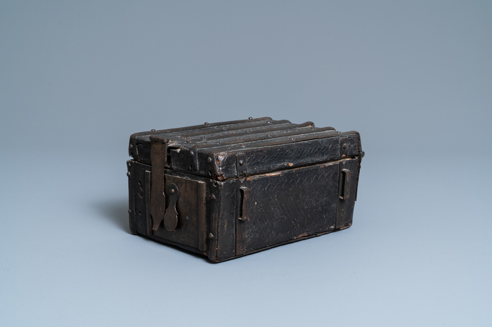 Een met leder bekleed houten reiskistje, Frankrijk, 15e eeuw