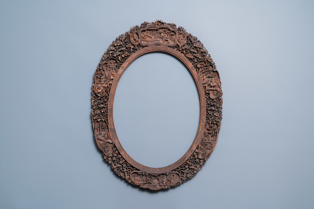 A large Chinese oval reticulated wooden frame, Canton, 19th C.