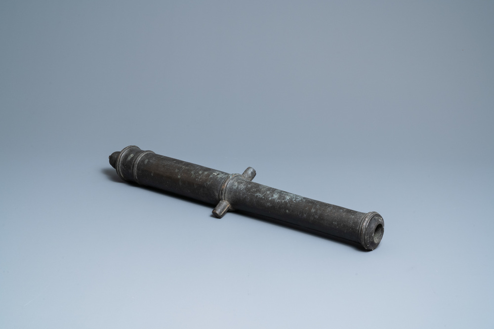 Een Chinees bronzen kanon met inscriptie, 19e eeuw