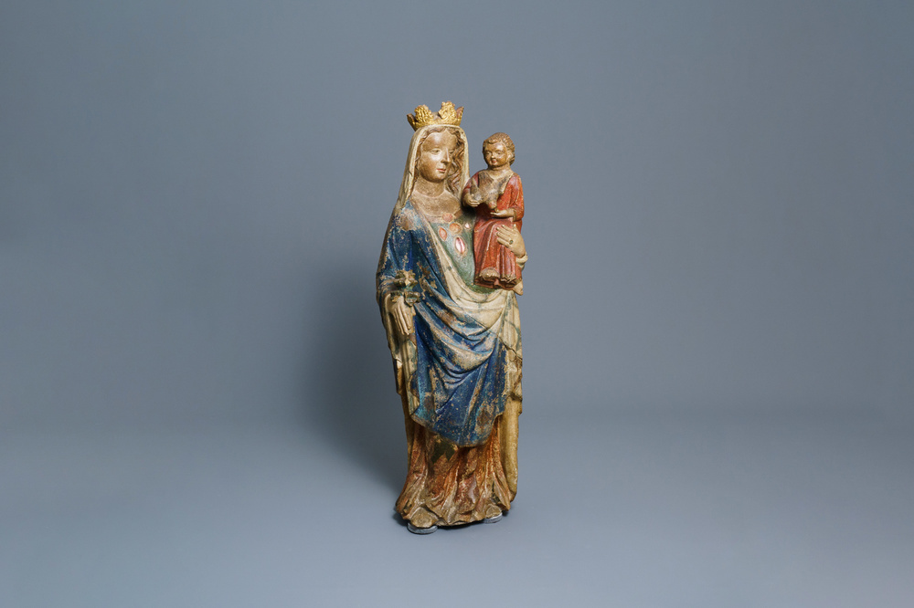 Een grote gepolychromeerde kalkstenen figuur van een Madonna met kind, Champagne- of Lorrainestreek, Frankrijk, 2e helft 14e eeuw