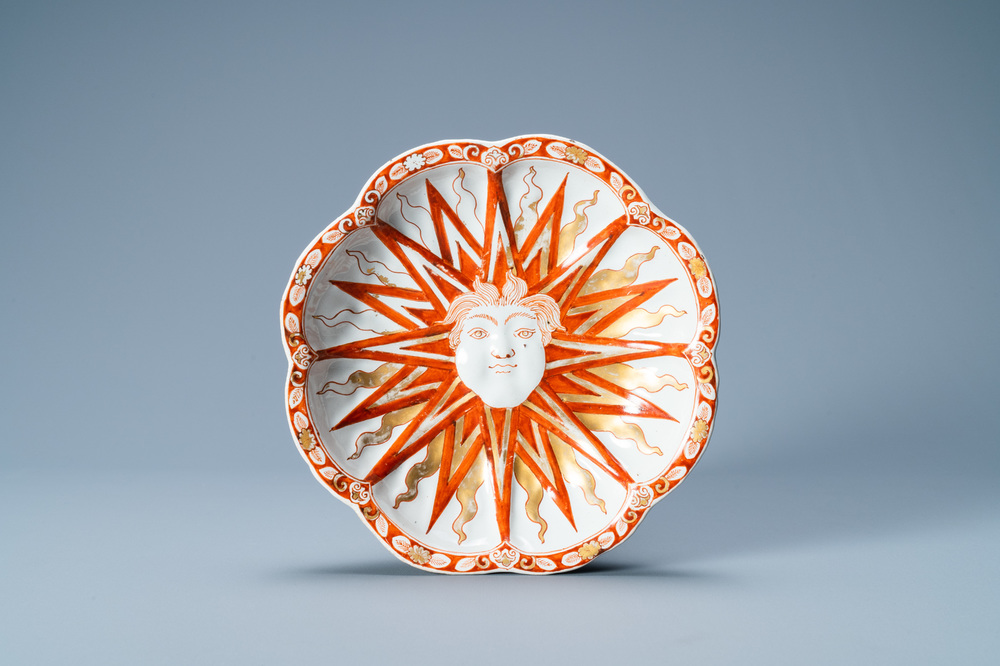 Une coupe &agrave; d&eacute;cor de Louis XIV en fa&iuml;ence de Delft petit feu et dor&eacute;, 1&egrave;re moiti&eacute; du 18&egrave;me