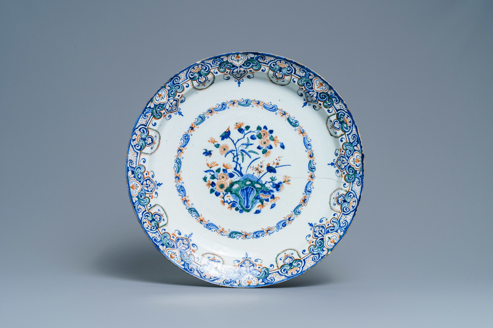 A large Dutch Delft cashmere palette charger, 1st half 18th C.