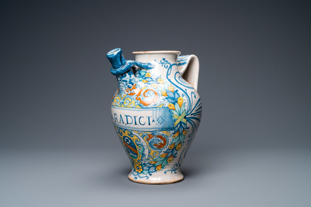 Une grande chevrette armori&eacute;e en majolique italienne, Deruta, dat&eacute;e 1569