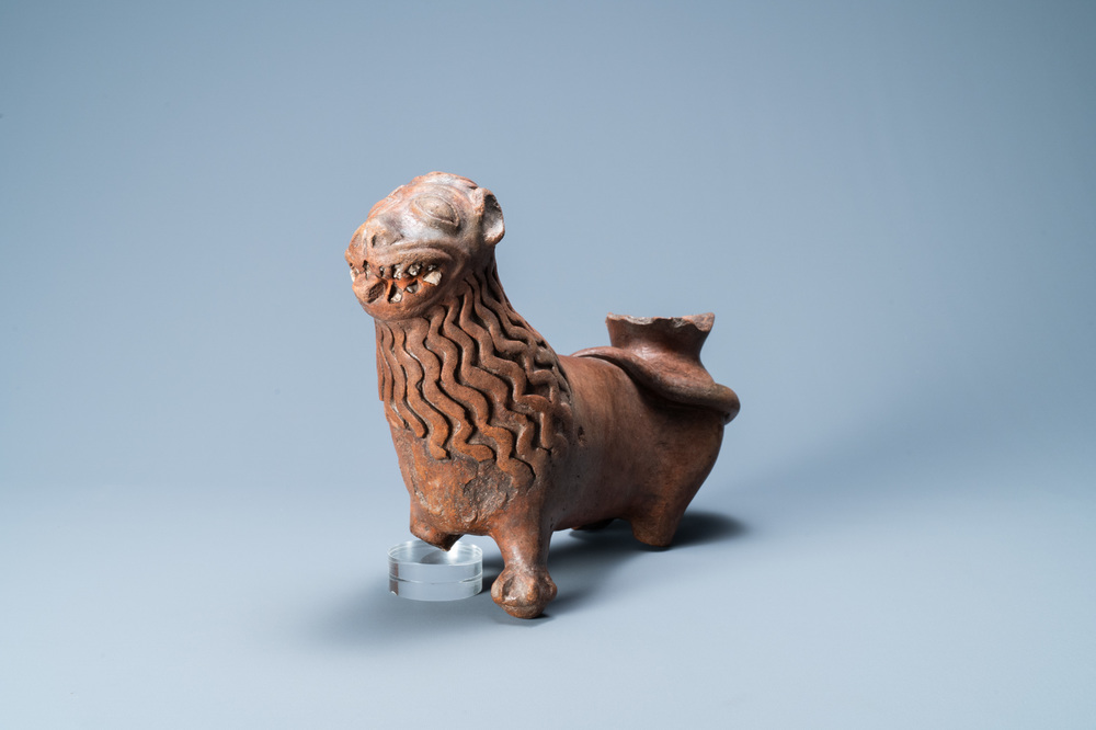 Une lampe &agrave; huile ou verseuse en gr&egrave;s incrust&eacute;e de galets en forme d'un lion, Badajoz, Portugal, 15/16&egrave;me